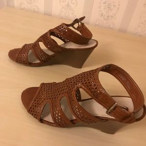 East 5 th sandals size 9 medium